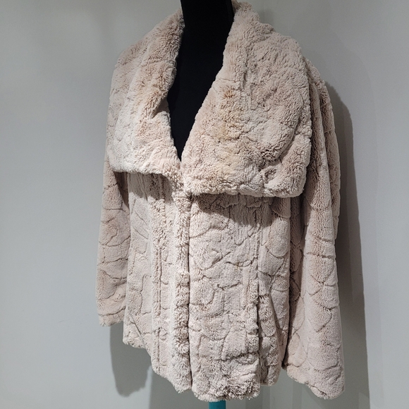 Novelti Women's Oversized Faux Fur Jacket 20 Cream Cruelty Free Cozy Maximalist - Picture 3 of 10